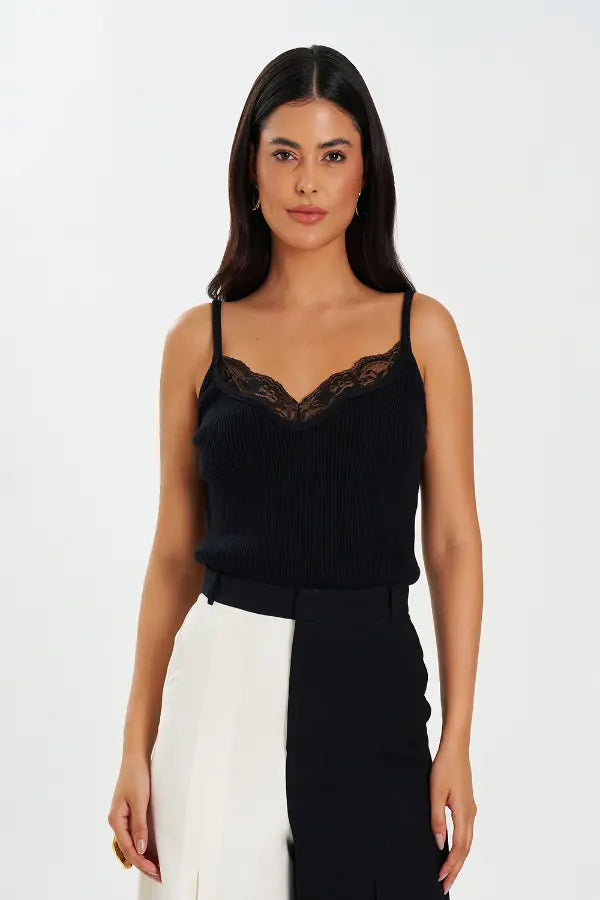 Blusa Noir Lace Essence