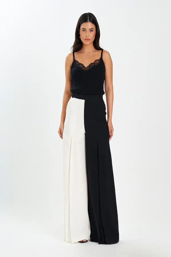 Blusa Noir Lace Essence